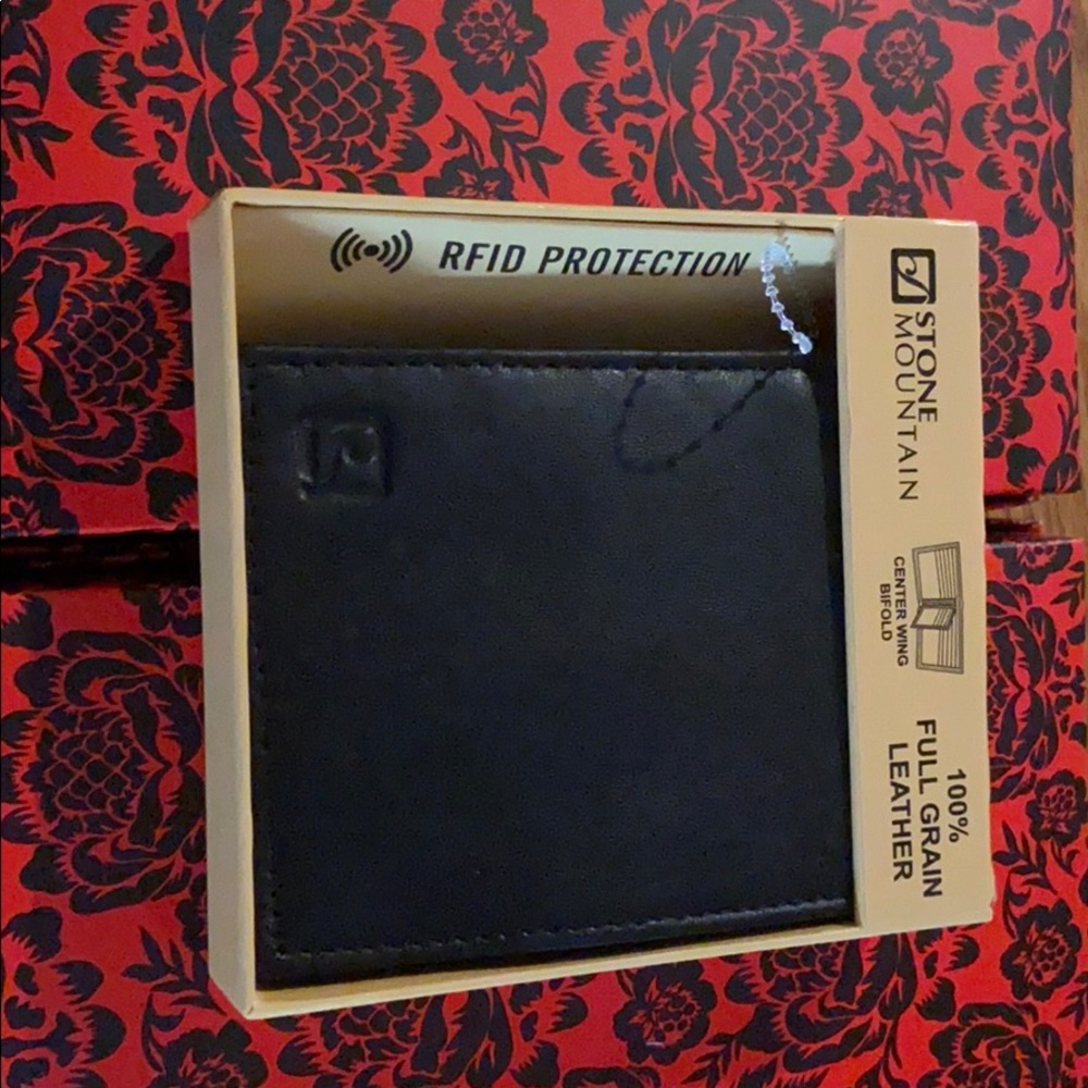 Stone Mountain Center Wing Wallet